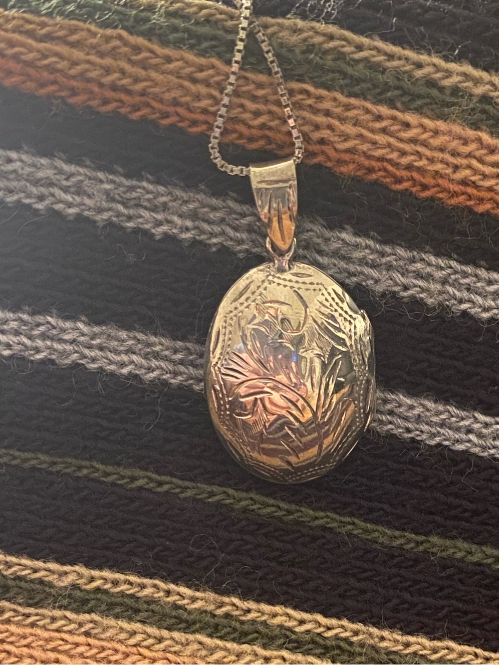Vintage Sterling Silver with Intricate Engraving Oval Locket Necklace - Silver - Picture 3 of 7